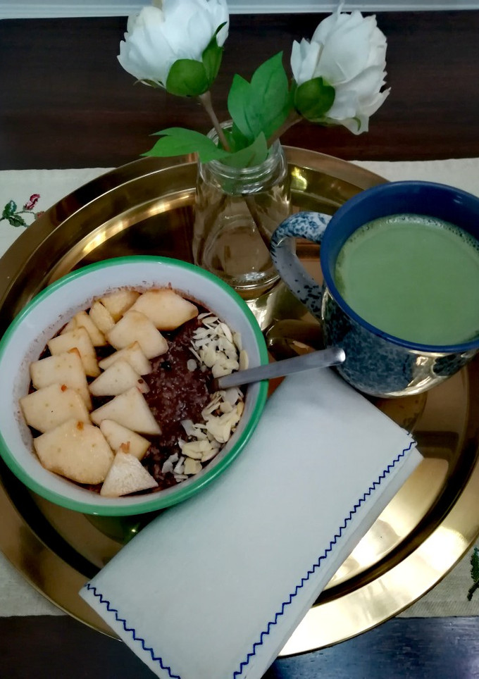 Una foto de Porridge de pera y cacao y Té Matcha