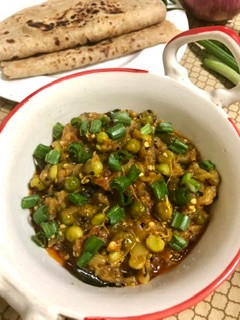 A picture of Baingan bharta with green peas.