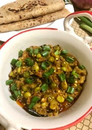 A picture of Baingan bharta with green peas.