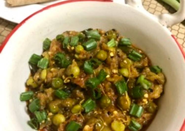 Baingan bharta with green peas