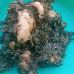 A picture of Chicken and spinach.