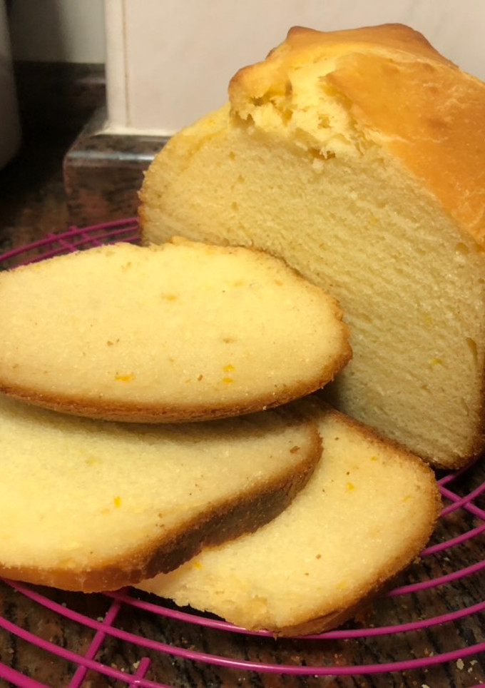 Una foto de Brioche de naranja sin gluten y sin lactosa en panificadora