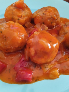 Una foto de Albóndigas de atún y zanahoria con salsa de pimientos