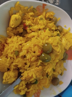 Una foto de Arroz con pollo y aceitunas