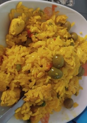 Una foto de Arroz con pollo y aceitunas
