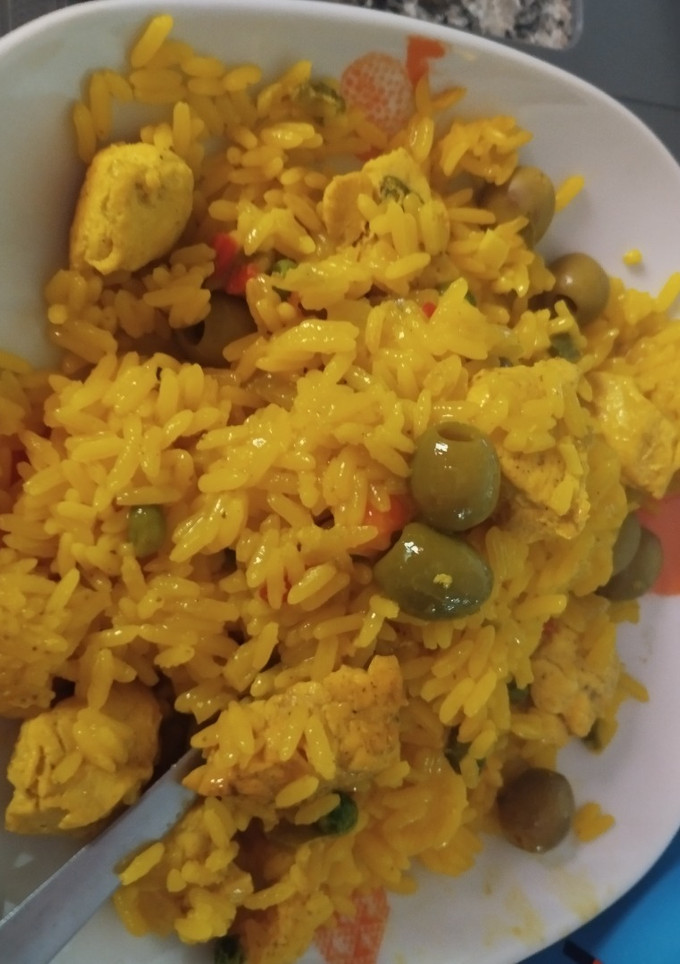 Una foto de Arroz con pollo y aceitunas