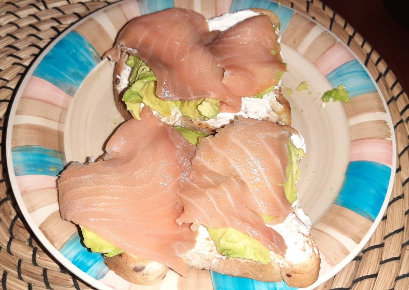 Tosta de aguacates con salmón y un toque de queso philadelphia
