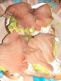 Una foto de Tosta de aguacates con salmón y un toque de queso philadelphia