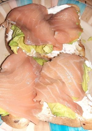 Una foto de Tosta de aguacates con salmón y un toque de queso philadelphia