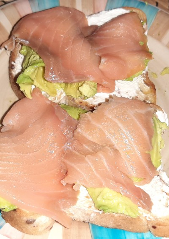 Una foto de Tosta de aguacates con salmón y un toque de queso philadelphia