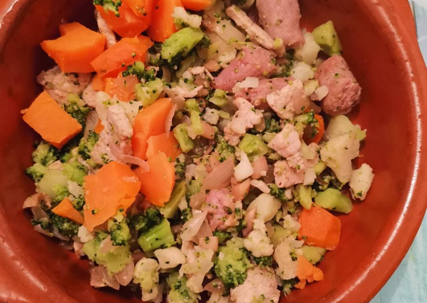 Falso arroz de coliflor y brócoli con boniato y salchicha