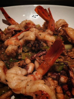 Una foto de Calamarcitos fritos con gambón y arroz