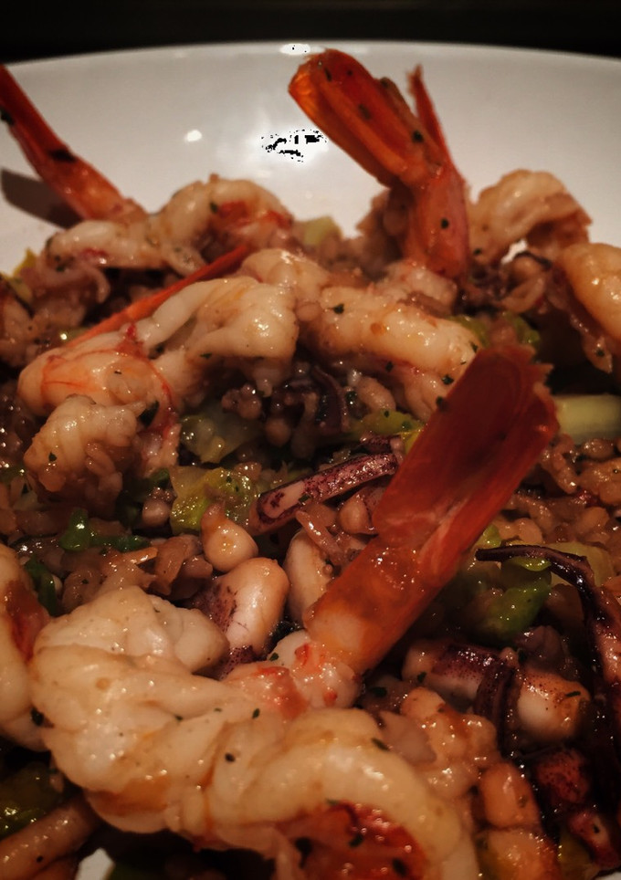 Una foto de Calamarcitos fritos con gambón y arroz