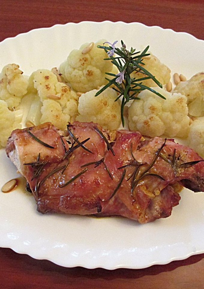 Una foto de Conejo al romero al horno con guarnición