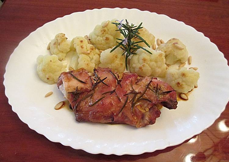 Conejo al romero al horno con guarnición