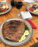 Costillas de cerdo a la parrilla con ensaladas