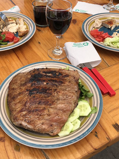 Una foto de Costillas de cerdo a la parrilla con ensaladas