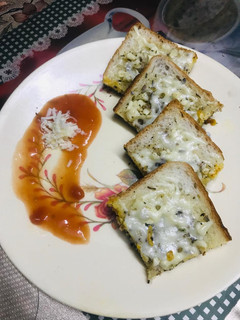 ચીઝ ગાર્લિક બ્રેડ(Cheese garlic bread recipe in gujarati) રેસીપી મુખ્ય ફોટો