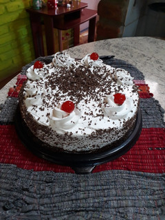 Una foto de Torta de chocolate con crema chantilly