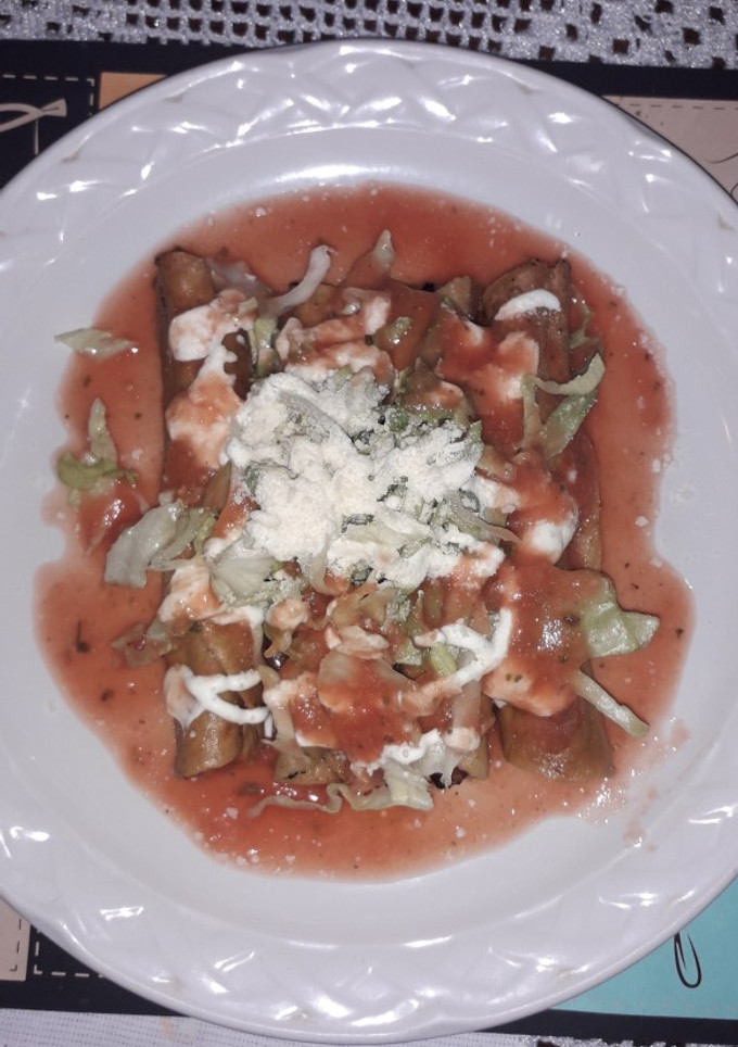 Una foto de Tacos dorados de pierna, con tortillas de un día antes