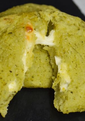 Foto di Focaccine di broccoli e patate dal cuore filante