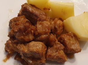 Una foto de Lomo encebollado con cachelos
