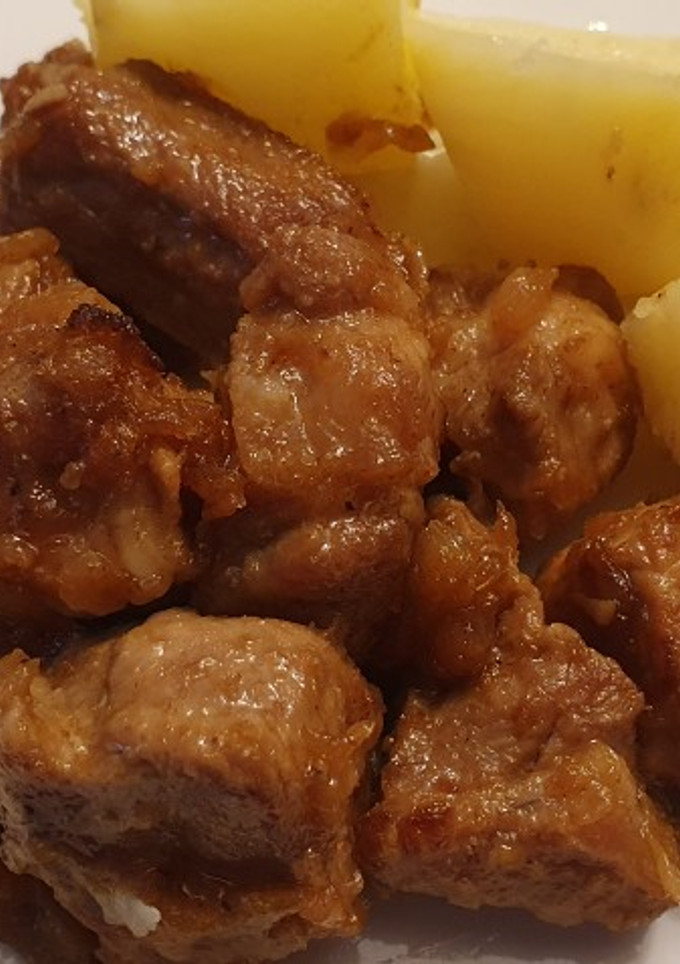 Una foto de Lomo encebollado con cachelos