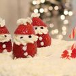 Santa Claus o papá Noel en frutillas con crema chantillí!