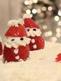 Santa Claus o papá Noel en frutillas con crema chantillí!