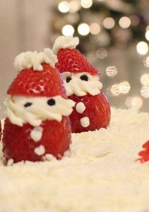 Una foto de Santa Claus o papá Noel en frutillas con crema chantillí!