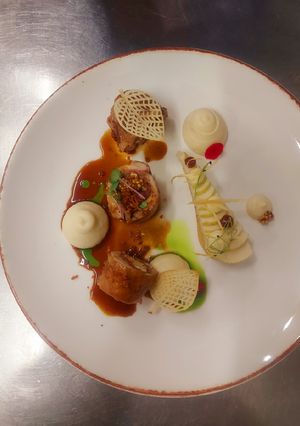 Töltött csirkecomb, zellerpüré paszternák,körte recept fotója