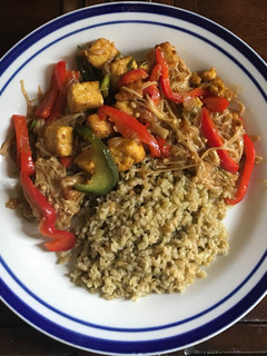 Una foto de Enoki y Tofu con pimientos