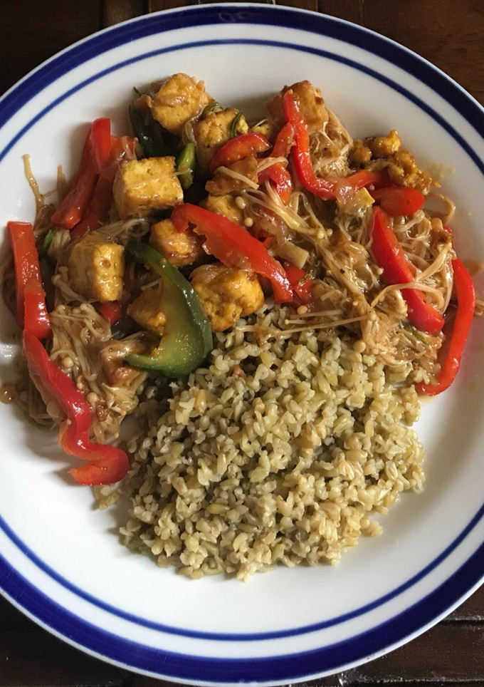 Una foto de Enoki y Tofu con pimientos