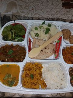 ફૂલ ગુજરાતી થાળી રેસીપી મુખ્ય ફોટો
