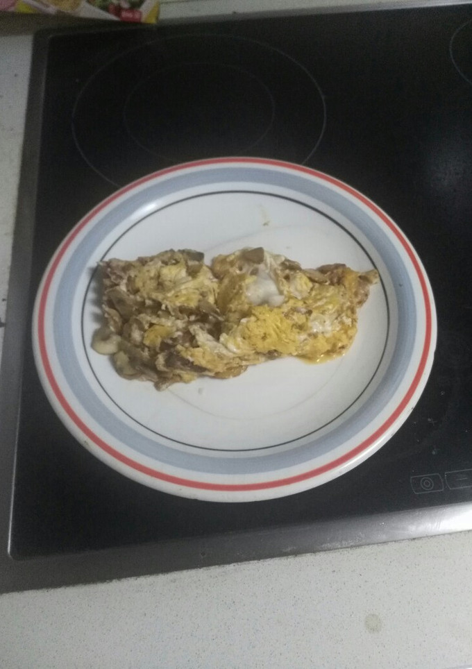 Una foto de Revuelto de champis, jamón y queso