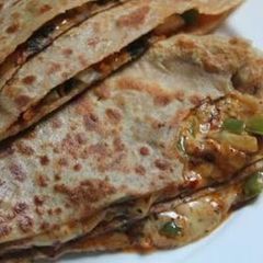 A picture of टेस्टी चीज पराठा.