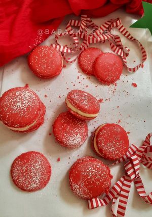 A picture of Christmas French Macarons with Lemon Buttercream Frosting.