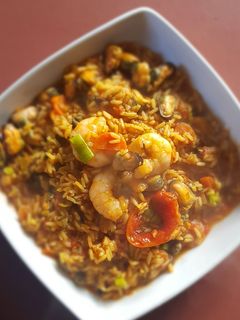 Una foto de Arroz con sabor y algún marisco..