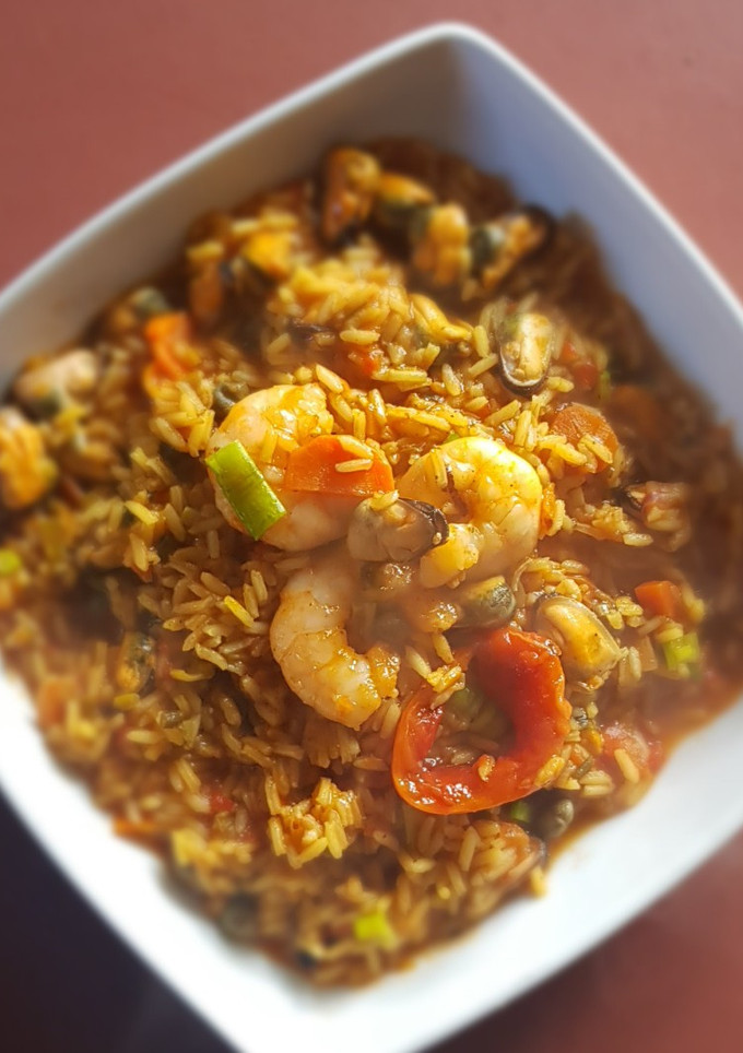 Una foto de Arroz con sabor y algún marisco..