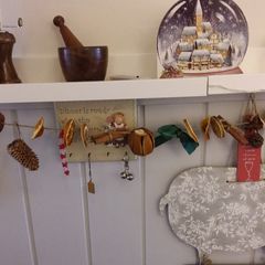 A picture of Dried fruit Christmas garland.