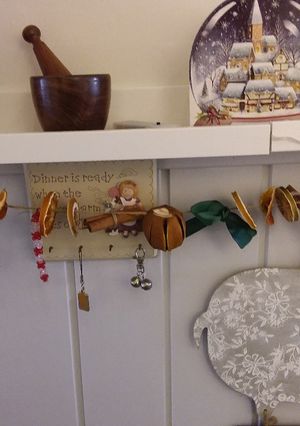A picture of Dried fruit Christmas garland.