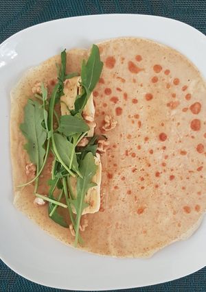 Une photo de Crêpe salée : roquette, noix, fromage et miel