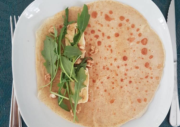 Comment Servir Crêpe salée : roquette, noix, fromage et miel