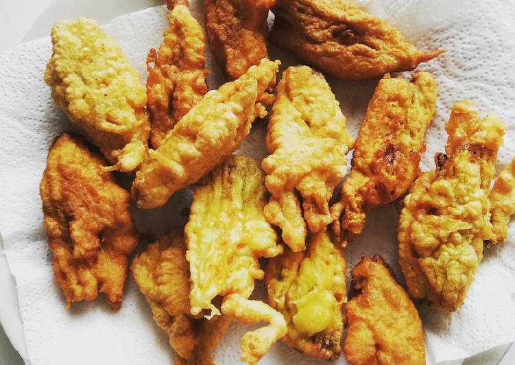 Simple Way to Prepare Any-night-of-the-week Fiori di zucca ripieni fritti
