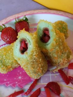 Foto resep Roti Gulung Pandan Strawberry Gula Palem