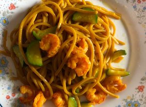 Foto di Spaghetti integrali con zucchine, gamberi e curcuma