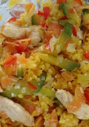 Una foto de Arroz con pollo y vegetales