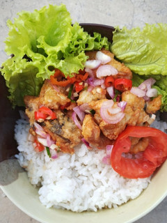 Foto resep Salmon crispy with sambal matah ricebowl
