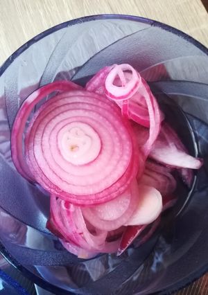 Ecetes lilahagyma saláta recept fotója