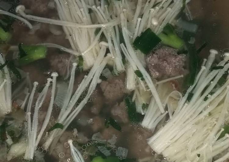 Sop bola daging enoki